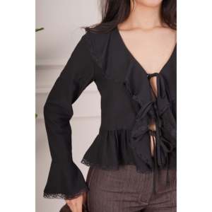 Blusa Elegante Negra para Mujer LUSTRIN con Detalle de Encaje y Cuello con Lazo, Top Versátil de Poliéster para Oficina y Uso Diario - Product Image 3