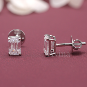 Boucles d'oreilles solitaires en or 18 carats avec diamant de laboratoire certifié IGI taille émeraude - Product Image 3