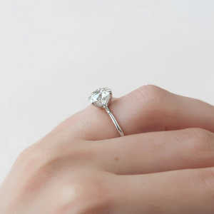 Bague de fiançailles élégante et durable Moissanite Solitaire coupe ronde bijoux de mariage - Product Image 1