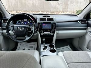2013 Toyota Camry Hybrid XLE FWDi Asientos de cuero automáticos a gasolina usados Dirección de mano izquierda Neumáticos R17 Aluminio trasero - Product Image 3