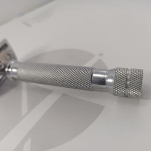 Rasoir de sécurité en chrome de qualité barbier pour un rasage précis et confortable - Product Image 6