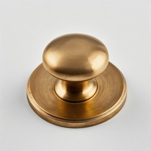 ArteKnob Line Imperial Crest Perilla de puerta de metal grabada Diseño de inspiración vintage para un atractivo atemporal y un encanto interior majestuoso - Product Image 6