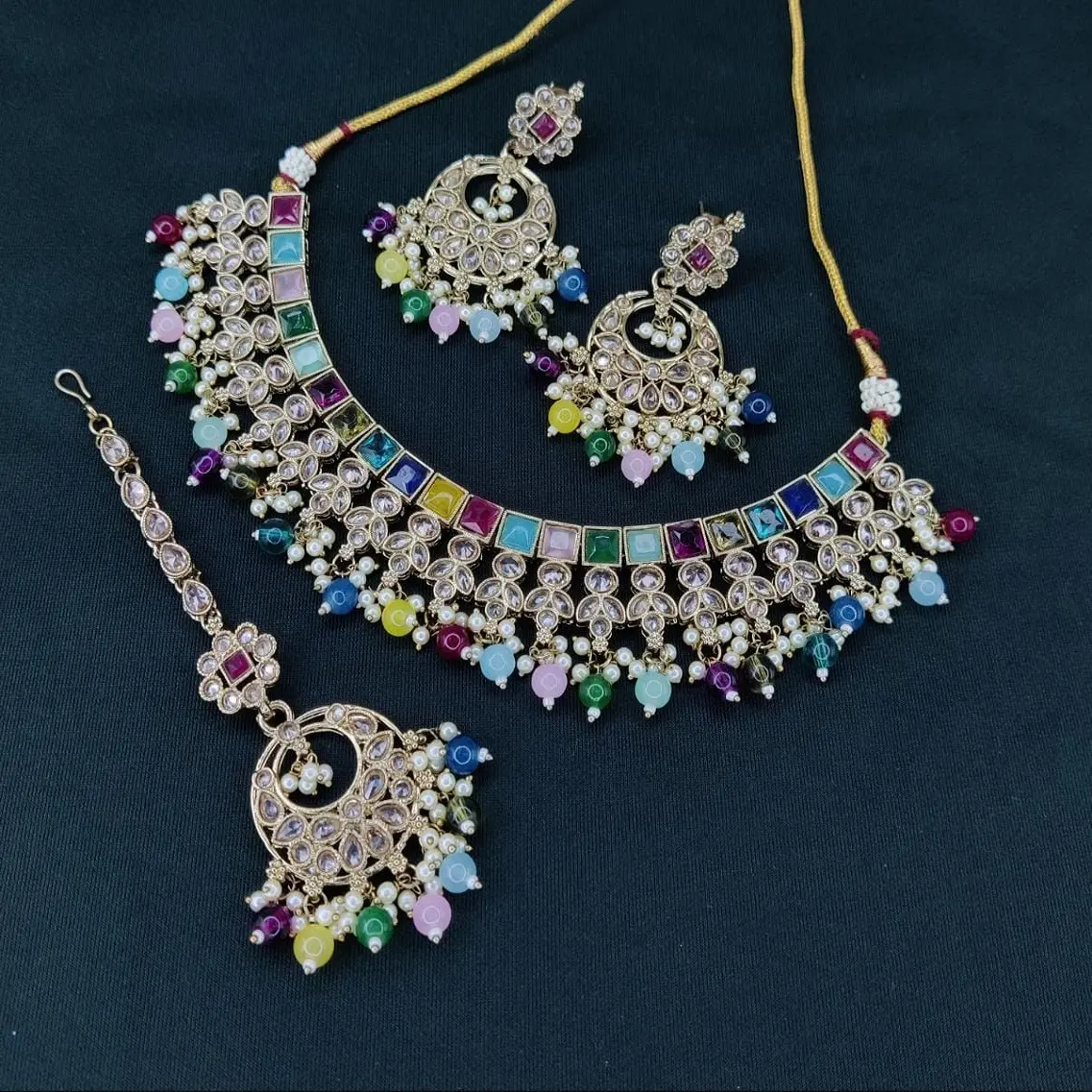 بيع بالجملة مصنوعات المجوهرات الهندية لؤلؤ صناعي مطرز كريستال كوندان قلادة قلادة مجموعة مجوهرات رمادي