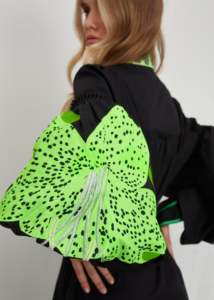 ชุดเดรสแม็กซี่คาฟตันสีดำสุดหรูพร้อมแขนปักสีเขียวนีออนและรายละเอียดพู่สำหรับผู้หญิงชุดใส่ในรีสอร์ทสไตล์โบฮีเมียน - Product Image 5