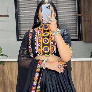 Attrayant Navratri spécial couleur noire Lehenga Choli en véritable bordure de travail miroir avec tissu en coton rayonne pour les femmes - Product Image 2