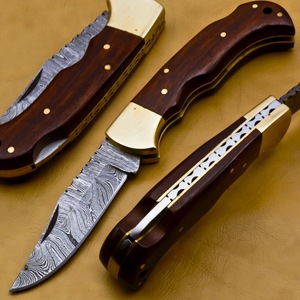 Couteau utilitaire pliant artisanal en acier Damas OEM avec manche en bois naturel, embouts en acier et design compact pour la poche - Product Image 1