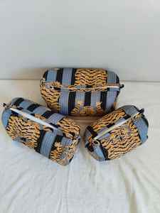 Ensemble de 3 trousses de maquillage décontractées légères en coton à imprimé animal (tigre) avec fermeture éclair et pochette organisatrice de cosmétiques pour les voyages - Product Image 6