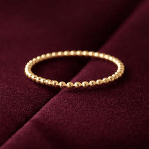 Anillo Minimalista Plateado con Baño de Oro de Hallmark, Accesorio de Lujo para Uso Diario - Product Image 1