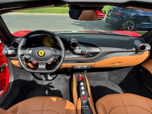 Ferrari F8 Spider Cabriolet 2022, intérieur cuir clair, turbo, propulsion arrière, régulateur de vitesse adaptatif, jantes en alliage d'aluminium de 18 pouces, certifié, peu utilisé, pièces d'origine. - Product Image 6