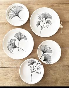 Ensemble d'assiettes en céramique à motif de feuilles moderne, design minimaliste, finition émaillée mouchetée, fabrication robuste et durable pour une table élégante - Product Image 4