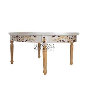 Table basse ronde élégante avec incrustation florale complexe et accents dorés pour un décor de salon classique - Product Image 3