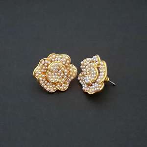 Kriaa Boucles d'oreilles en perles plaquées or avec motif floral 1310153 - Product Image 1