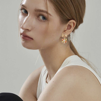 Fête de noël plaqué or alliage bijoux mode feuille verte cloche Jingle flocon de neige Pom Pom pendentif asymétrique Huggie boucles d'oreilles