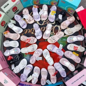 Ballots de chaussures d'occasion pour adultes, triés de qualité A, pour hommes et femmes, destinés aux friperies, boutiques de charité et banques de vêtements - Product Image 5