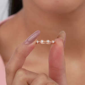 Anillo de Diamante Cuadrado de Moda Chapado en Oro de 18K, Aleación Geométrica y Cobre con Apertura Ajustable, Joyería con Embutido - Product Image 6