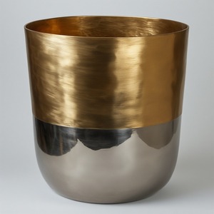 Elegante maceta de latón antiguo y acabado plateado diseñada para complementar las plantas de interior con un atractivo clásico pero contemporáneo - Product Image 6