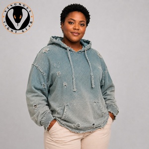 Sudadera con capucha para mujer con efecto desgastado, tela suave, detalles de borde sin rematar y ajuste cómodo para un estilo urbano y casual contemporáneo. - Product Image 3