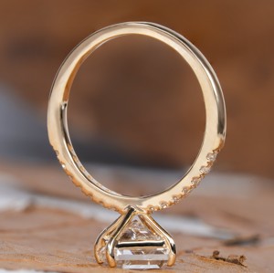 Bague de fiançailles classique unique en or blanc avec diamant de laboratoire taillé en losange de 2 carats, sertie à griffes, idéale pour les cadeaux d'anniversaire de mariage - Product Image 3