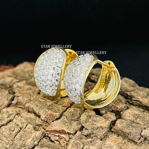 Boucles d'oreilles créoles nuage en diamant naturel en or massif 14 carats. - Product Image 5