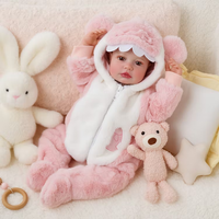 Poupée Reborn Fille Babeside Carina 20 Pouces, Yeux Ouverts, Corps en Tissu, Tenue en Peluche Ours à Câliner
