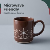 Mug Natal Keramik 400ml Cangkir Kopi Teh dengan Desain Pohon Holly dan Kepingan Salju, Kemasan Kotak Hadiah Liburan dengan Logo Kustom