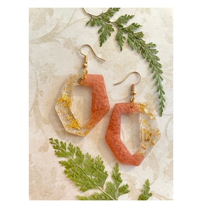 Pendientes de aro de resina Premium Trendy & Safe para pieles sensibles Diseño duradero para mujeres Use Party Weddings - Product Image 2