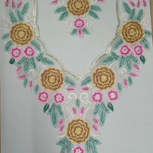 Col brodé haut de gamme avec patchs de travail à paillettes brillantes pour chemisier ethnique Saree robe style sur tissu net - Product Image 1