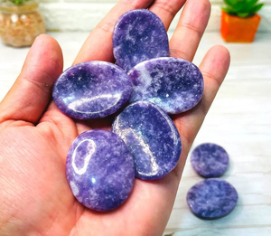 Vente en gros de lépidolite naturelle pierre d'inquiétude pierre précieuse sculptée pierre de pouce pour le soulagement de l'anxiété énergie calmante stress guérison amour - Product Image 4