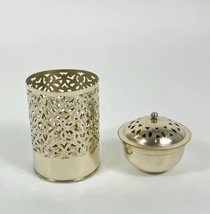 Brûleur d'encens en laiton d'inspiration islamique avec couvercle en forme de dôme et support sur pied pour les rituels du Ramadan - Product Image 4