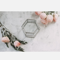Boîte à bijoux hexagonale en verre A.K Handicrafts avec cadre métallique et couvercle à charnière, capacité 0-1L, pour rangement et décoration (vente en gros)