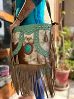 Sac à bandoulière en cuir de fourrure de style occidental unique pour femmes sac latéral de style vintage en cuir de fourrure usiné de couleur en relief