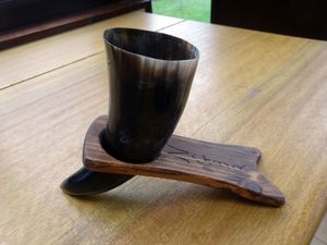 Corne de Viking en bois sculpté écologique à forte demande, forme sûre et naturelle avec support - Product Image 3
