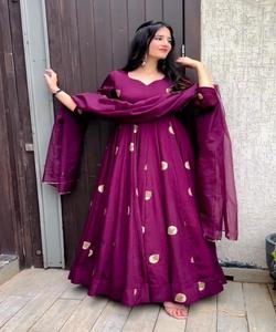 Travail de séquence de broderie en georgette de créateur avec une robe à bordure en dentelle lourde avec filet dupatta vêtements de fête au meilleur prix vêtements ethniques - Product Image 2