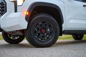 TOYOTA TUNDRA CREW MAX TRD AUTOMATIQUE BLANC PICK-UP D'OCCASION AUTHENTIQUE - Product Image 2