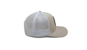 Fabriqué dans une usine du Vietnam, chapeau de camionneur en maille blanche personnalisé à 6 panneaux en cuir, mode vintage et confortable - Product Image 4