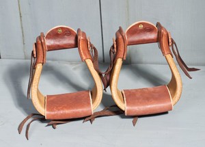 Étriers de course de chevaux équestres personnalisés de haute qualité en métal occidental et cuir en bois sécurité premier équipement d'équitation - Product Image 2