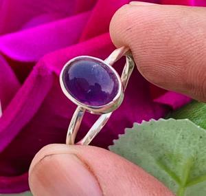 แหวนเงินโบฮีเมียนทำด้วยมือพลอยอเมทิสต์ธรรมชาติทรงรีตัดขอบเพชรสำหรับวันครบรอบ - Product Image 2