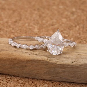 Exclusivo anillo de diamante cultivado en laboratorio de oro corte de pera de 3 quilates VVS2 E Color IGI certificado ético sostenible proveedor mayorista - Product Image 4