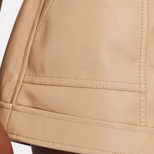 Shorts en cuir écologiques respirants au toucher doux, coupe classique avec une texture lisse et un design confortable - Product Image 6