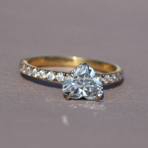 Collection unique de bijoux pour femmes en or jaune 14 carats en forme de cœur avec bague en diamant à sertir Halo Clarté VVS - Product Image 1