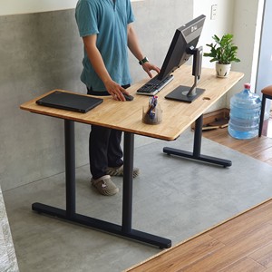 Escritorio Esquinero Minimalista en Forma de L de 140x100cm con Tablero Integrado de Madera de Caucho y Patas de Hierro, Sistema TIO HBTO013 para Uso Doméstico - Product Image 6