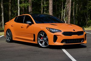 Oferta Única 2021 para Stinger GT Limited Edición Naranja Neón, Sedán V6 Twin Turbo con Tracción en las Cuatro Ruedas, Asientos de Cuero en Venta - Product Image 2