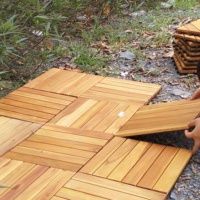 Dalles de terrasse emboîtables modernes 300*300 12mm en acacia massif, finition sablée, grain de bois gaufré, lisses, imperméables, antidérapantes, en plastique