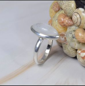 แหวนเงินแท้ unisex 925ตัดแบบคลาสสิกพลอยมูนสโตนธรรมชาติพร้อมกรอบเพชรสำหรับงานแต่งงาน - Product Image 2