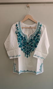 เสื้อแขนสั้นผ้าฝ้ายสีขาวสำหรับผู้หญิงมีสไตล์พร้อมเทคนิคการปักแบบ Rama ที่สง่างาม - Product Image 5