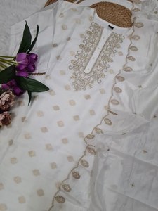 Ensemble Salwar Kurti traditionnel en tissu de soie viscose pure de couleur blanche, style sud-indien, avec travail de sequins et de broderies, à prix de gros - Product Image 6