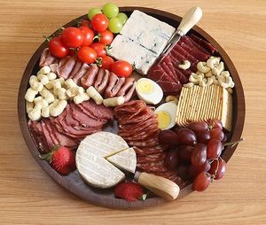 Plateau de service rond en bois d'acacia de 13,8 pouces, planche à charcuterie avec rebord, centre de table décoratif pour table basse ottoman, usage domestique - Product Image 1