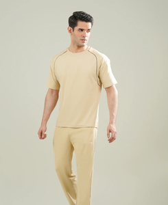 Ensemble de vêtements de sport beiges pour hommes, t-shirt et pantalon de gym à manches courtes, tenue de fitness à séchage rapide, vêtements de sport à logo personnalisé - Product Image 2