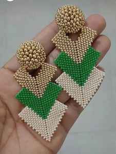 Boucles d'oreilles pendantes à la mode chic avec accessoire de déclaration élégant brodé - Product Image 2