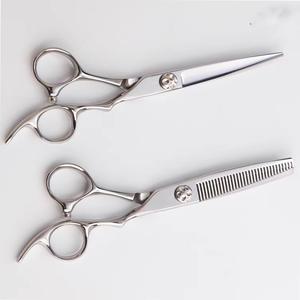 Ciseaux de barbier modernes faits à la main, conçus pour des détails impeccables, une mise en forme parfaite et une utilisation professionnelle quotidienne. - Product Image 1